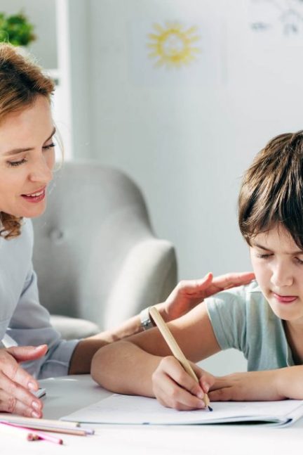 kid-with-dyslexia-drawing-with-pencil-and-child-ps-DUTGTDM-1024x684